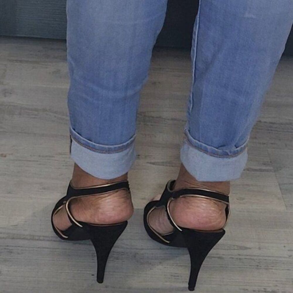 Fergalicious Black Suede/ Gold Open Toe Heels Size 8 - Picture 4 of 7